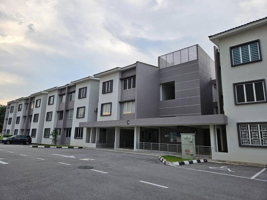 Apartment E!