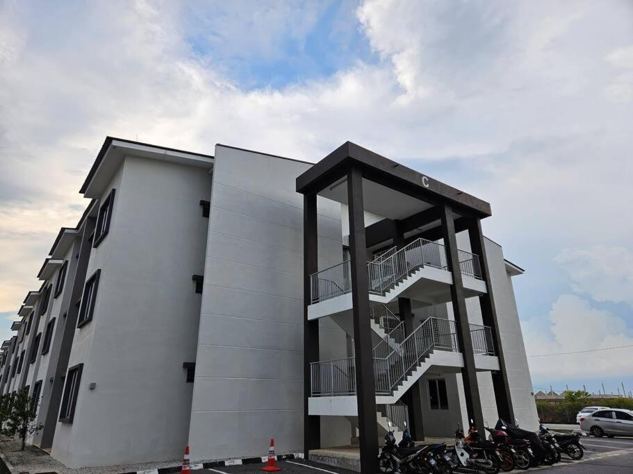 Apartment E! Padang Serai